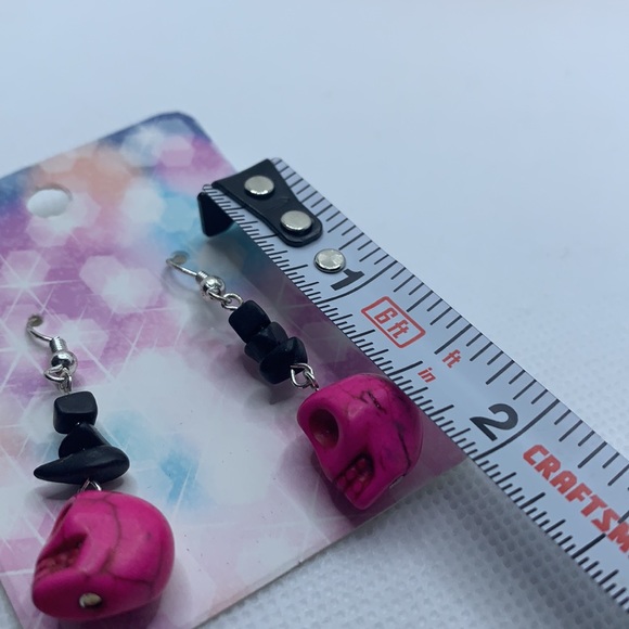 Handmade Howlite Skulls Jet Chips Semiprecious Stone Silver Plated Earrings NWOT - Picture 4 of 4